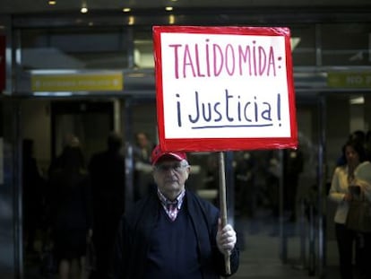 Un hombre muestra su apoyo a los afectados por la talidomida durante el juicio de octubre de 2013.