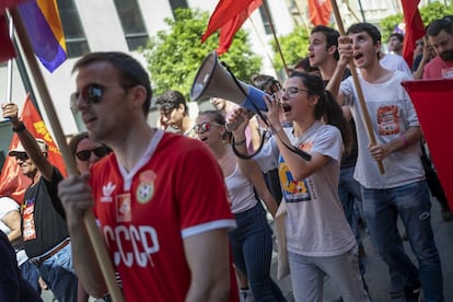 Una joven grita consignas durante la manifestación en Sevilla.