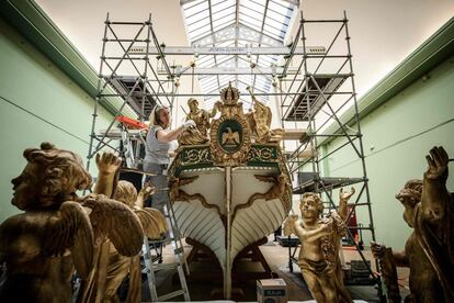 Vista del proceso de restauración de la canoa imperial de Napoleón I antes de ser trasladada del Museo Nacional de la Marina, en París (Francia).