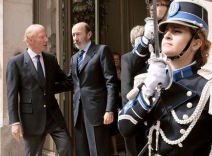 A la izquierda, el ministro francés del Interior, Brice Hortefeux, junto a su homólogo español, Alfredo Pérez Rubalcaba, ayer en París.