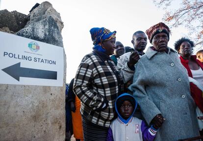 Los votantes esperan a la apertura de un colegio electoral durante la votación de la mañana en Kwekwe.
