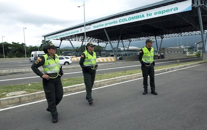 La forma en la que esos cargamentos llegarán a Venezuela y se repartirán es un misterio, ya que Maduro se niega a recibirlos. En la imagen, los policías colombianos permanecen vigilando este viernes en el Puente Internacional de Tienditas, en Cúcuta (Colombia).