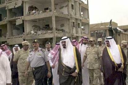 Los noventa: rebelión contra el rey saudí. Bin Laden rompe con la familia real saudí, que alberga tropas estadounidenses en territorio sagrado para los musulmanes, y denuncia su corrupción. Los atentados comienzan a sucederse en el reino.