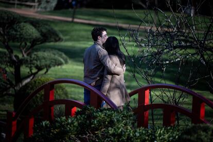 Una pareja se abraza en un jardín japonés en Toulouse (Francia).