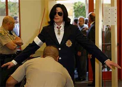 Un funcionario cachea a Michael Jackson a la entrada de los Juzgados de Santa Bárbara.