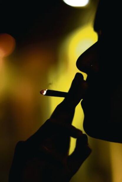Un hombre fumando marihuana en un club cannábico de Barcelona.