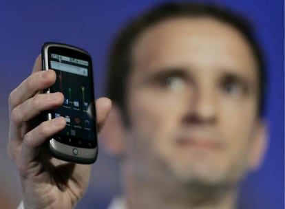 Mario Queiroz, uno de los vicepresidentes de Google, muestra el Nexus One