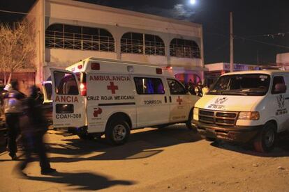 Miembros de la Cruz Roja, junto al centro atacado en Torre&oacute;n.