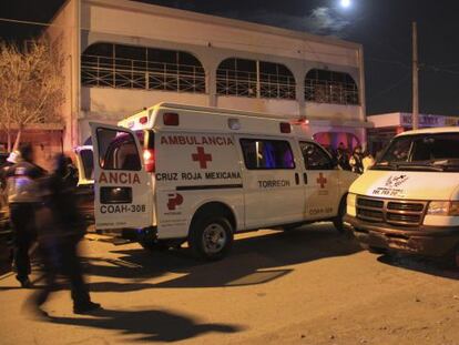 Miembros de la Cruz Roja, junto al centro atacado en Torre&oacute;n.
