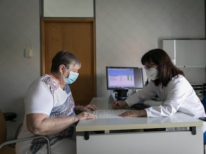 Natalia López Pareja, médico de primaria, dialoga con la paciente Maria Lluïsa Soto sobre la medicación a retirar en el centro de atención primaria del Passeig Maragall (Barcelona).