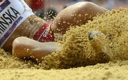 La polaca Karolina Tyminska cae a la arena durante la prueba de salto de longitud.