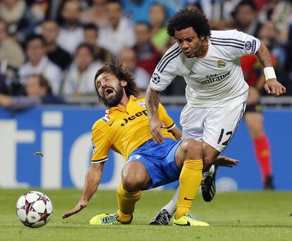 Marcelo lucha por el balón con Andrea Pirlo.