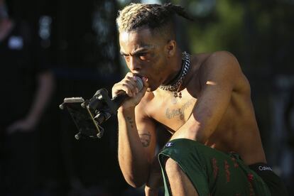 <p><strong>Su legado.</strong> Jahseh Dwayne Ricardo Onfroy (1998–2018) murió con solo 20 años y dejó solo dos álbumes de estudio, pero se le considera uno de los impulsores del 'emo rap', un tipo de música que une los ritmos pegadizos del hip hop con letras tristes y nihilistas más propias de un grupo de rock gótico. Su propia vida había sido una canción triste y perturbadora y nada digno de recibir la misma admiración que suscitaba sobre el escenario: delincuente juvenil y adicto a las drogas, pesaba sobre él una denuncia por maltrato que le había puesto su novia embarazada. Todo esto no evitó que su segundo disco llegase al número uno solo tres meses antes de su muerte.</p> <p><strong>Su muerte.</strong> El 18 de junio de 2018 XXXTentacion fue tiroteado cuando salía de una tienda de motocicletas al norte de Miami. Un sospechoso por el asesinato, Dedrick Devonshay Williams, fue detenido dos días después y está acusado de homicidio en primer grado.</p>