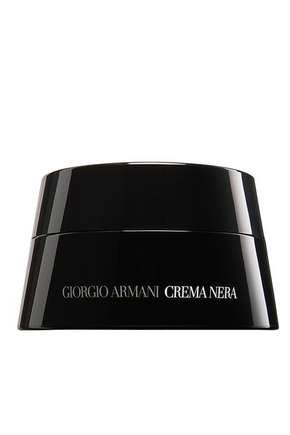 La Crema Nera de Giorgio Armani, aunque su nombre dice lo contrario, es blanca. Pero su elegante packaging sí es de este color y es un indicativo del exclusivo producto (ya ampliado a una completa gama) que contiene. En el caso de la crema original, lo más destacado es que proporciona una hidratación excepcional gracias a su concentración de algas, caviar, oro y piedras preciosas entre otros ingredientes. También alisa el rostro y lo deja listo para ser maquillado, de ahí que los profesionales la utilicen a menudo (en la noche de los Oscar, por ejemplo, es un básico entre bambalinas). Se puede aplicar con la espátula de crema obsidiana, en frío, para una mayor efectividad. Su precio es de 250 euros el tarrito de 50 ml.