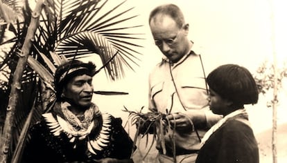 Salvador Chindoy (à esquerda), médico tradicional camsá (Colômbia), junto com o etnobotânico Richard Evans Schultes, em 1960.