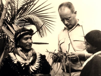 Salvador Chindoy (izquierda), médico tradicional camsá (Colombia), junto con el etnobotánico Richard Evans Schultes en 1960.