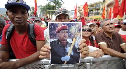 Seguidores de Maduro, con una foto de Chávez.