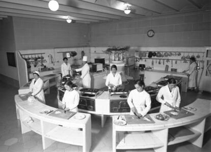 Clase de cocina de la Secci&oacute;n de ense&ntilde;anza de la Escuela Profesional de la Mujer, en la Barcelona de los a&ntilde;os 30.