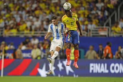 Carlos Cuesta de Colombia intenta ganar el balón a Julián Álvarez. 