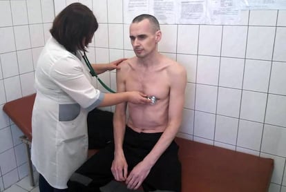 Oleg Sentsov es examinado en un hospital de Labintangui, en una imagen difundida por Rusia el 29 de septiembre de 2018, durante su huelga de hambre en prisión.