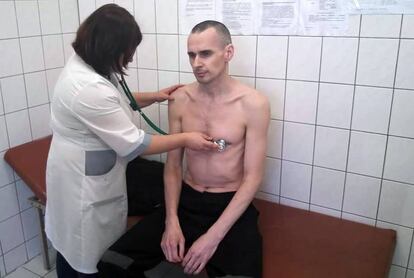 Oleg Sentsov es examinado en un hospital de Labintangui, en una imagen difundida por Rusia el 29 de septiembre de 2018, durante su huelga de hambre en prisión.