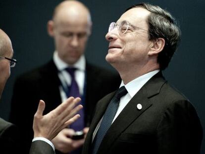 El presidente del BCE, Mario Draghi, conversa con un miembro del comit&eacute; ejecutivo del banco. 