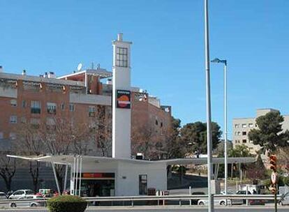 Estacin de servicio. En Huelva se encuentra la estacin de servicio de la Avenida Francisco Molina, un edificio de 1955 obra de Alejandro Herrero que pasa desapercibido para los nefitos.