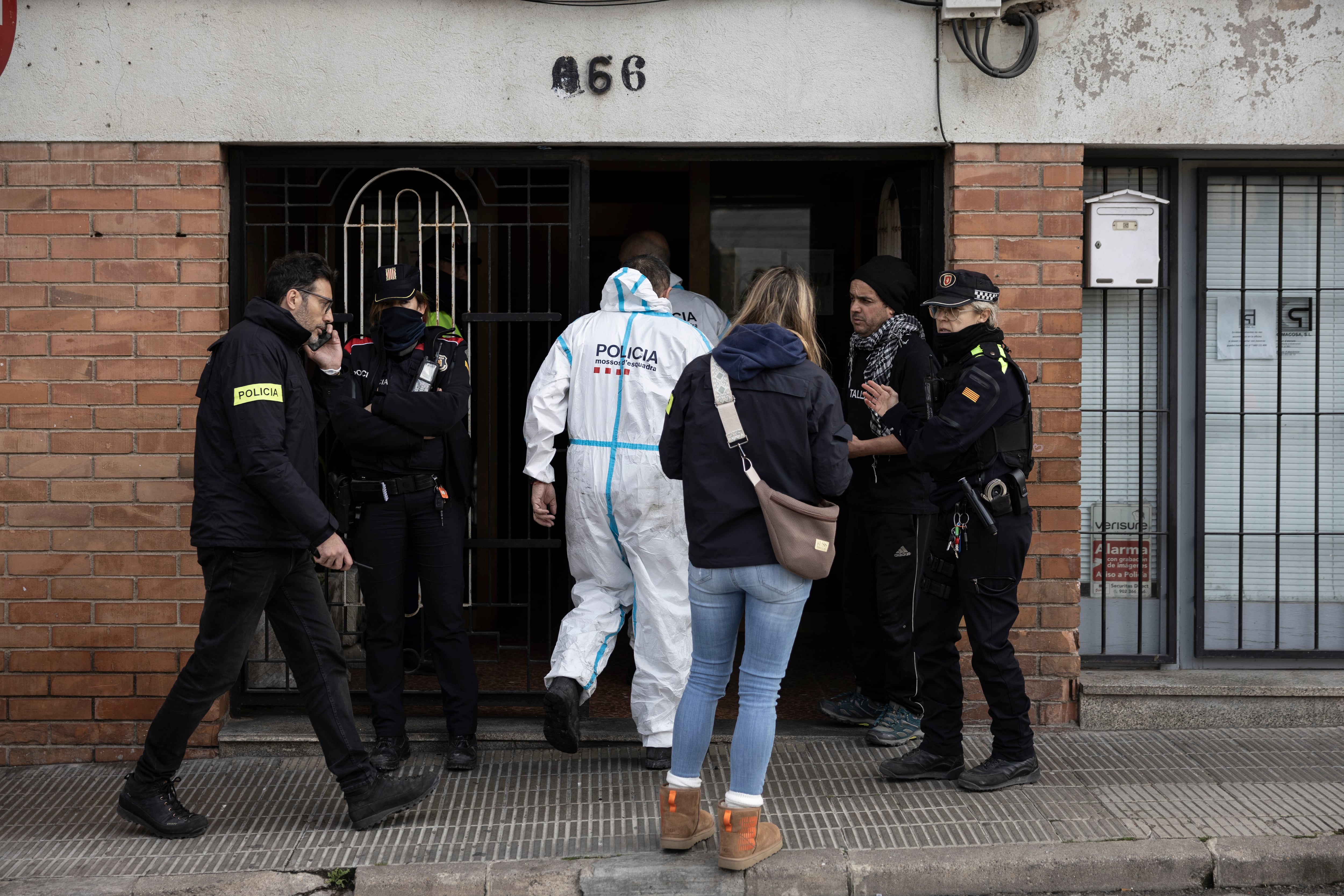 Agentes de la policía científica entrando en el escenario de un incendio con varias víctimas mortales.