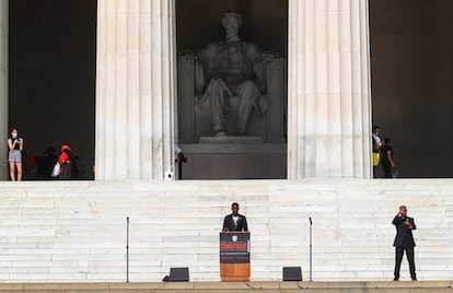 Ty Hobson-Powell, fundador y director de políticas de Concerned Citizens DC, habla a los manifestantes reunidos en el Lincoln Memorial.