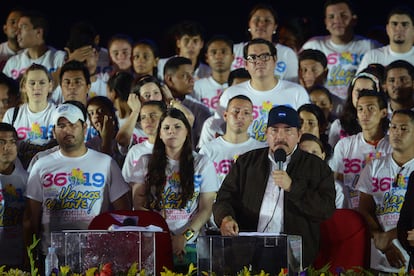 (l-r) Maurice and Camila Ortega Murillo, the children of President Daniel Ortega (far right).