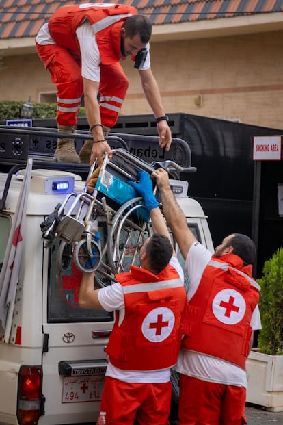 Médicos de la Cruz Roja Libanesa bajan una silla de ruedas de una ambulancia en el hospital Socorro Popular Libanés de Nabatiye..