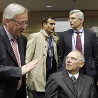 El presidente del Eurogrupo, Jean Claude Juncker, con los ministros de Finanzas alemán, Wolfgang Schaeuble, francés, Francois Baroin, y española, Elena Salgado, a su llegada al Ecofin.