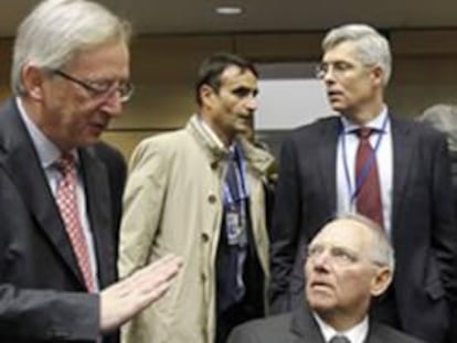 El presidente del Eurogrupo, Jean Claude Juncker, con los ministros de Finanzas alemán, Wolfgang Schaeuble, francés, Francois Baroin, y española, Elena Salgado, a su llegada al Ecofin.