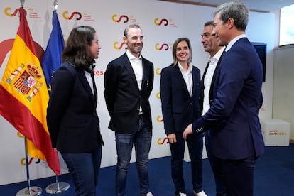 El exciclista Alejandro Valverde (segundo por la izquierda) en su presentación como nuevo seleccionador nacional de ciclismo de carretera élite masculino este miércoles.
