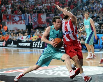 Marcelinho trata de eludir a Spanoulis