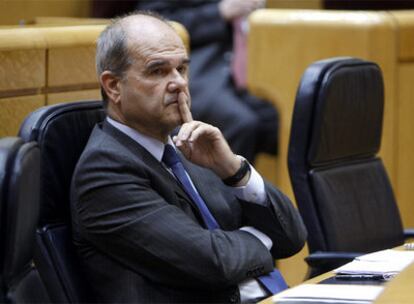 El vicepresidente y ministro de Política Territorial, Manuel Chaves, en el pleno del Senado.