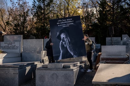 Entierro de la escritora Almudena Grandes en el cementerio civil de La Almudena, Madrid, el pasado 29 de noviembre.