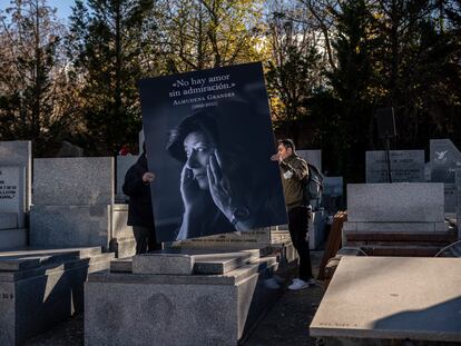 Entierro de la escritora Almudena Grandes en el cementerio civil de La Almudena, Madrid, el pasado 29 de noviembre.