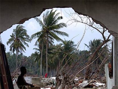 Un hombre observa los destrozos en su vivienda ayer en las cercanías de Banda Aceh.