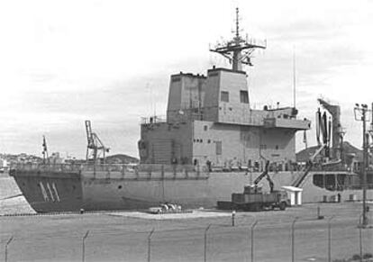 El petrolero <i>Marqués de la Ensenada,</i> en la base naval de Cartagena tras participar en una operación.