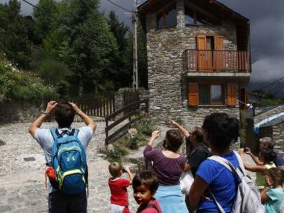 El expresidente de la Generalitat Jordi Pujol sigue en su refugio pirenaico de Queralbs (Girona), al que llegó el jueves. Pujol salió ayer sobre las once de la mañana con su esposa, Marta Ferrusola, quien se mostró incómoda ante las cámaras. Intentando aparentar normalidad, la pareja evita salir en coche de la vivienda y lo hace andando. Algún vecino se acercó a saludar al expresidente, quien hace un mes confesó que tenía una fortuna oculta en el extranjero desde hacía 34 años. La casa de Queralbs ya se ha convertido en un reclamo para los turistas.