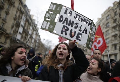 Los organizadores de la movilización, habitualmente próximos al gubernamental Partido Socialista, temen que la actual precariedad laboral que sufren los jóvenes por la crisis se mantendrá el resto de sus vidas como consecuencia de ese proyecto. En la imagen, estudiantes durante la protesta contra la reforma laboral de Hollande, en París.