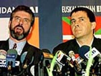 El presidente del Sinn Fein, Gerry Adams, y Arnaldo Otegi, portavoz de Batasuna, en Bilbao hace tres años