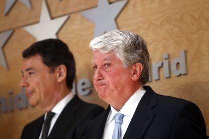 18 de febrero de 2013. El presidente de la Comunidad de Madrid, Ignacio Gonz&aacute;lez, a la izquierda, junto al vicepresidente primero de la CEOE, Arturo Fern&aacute;ndez, al inicio de la reuni&oacute;n que mantuvieron con los representantes sindicales de CCOO  y UGT, para tratar de consensuar el plan de fomento del empleo del gobierno regional. 