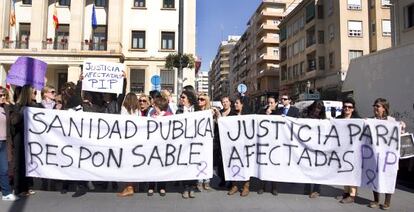 Un grupo de mujeres afectadas por implantes defectuosos, ante la sede de la subdelegación de Gobierno en Alicante.