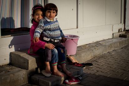 Dos niñas pasan la tarde en la puerta de su casa. Un 83% de los menores de entre 6 y 11 años que viven en campos de refugiados turcos están escolarizados, según Unicef. Sin embargo, solo el 6% de los niños que quedan en Siria pueden ir a clase.