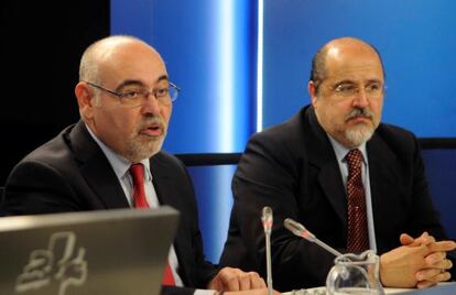Pastor (izquierda) y Txarli Prieto, en la rueda de prensa en el Parlamento.