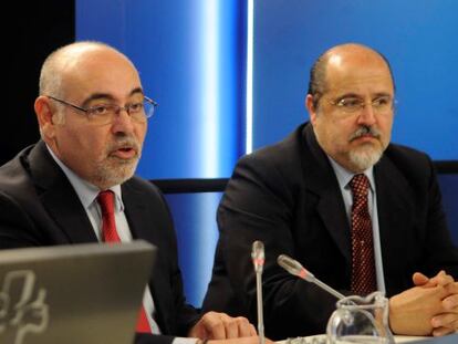 Pastor (izquierda) y Txarli Prieto, en la rueda de prensa en el Parlamento.