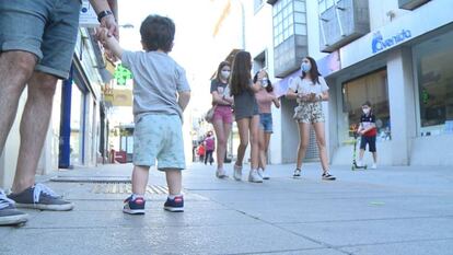 Niños paseando por Mérida en su nuevo horario. 