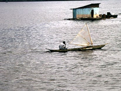Un hombre navega en una barca típica en la costa de San Lorenzo, Ecuador. La gastronomía local se basa en la pesca: corvina, pargo, lisa, atún, camarones y langostas.